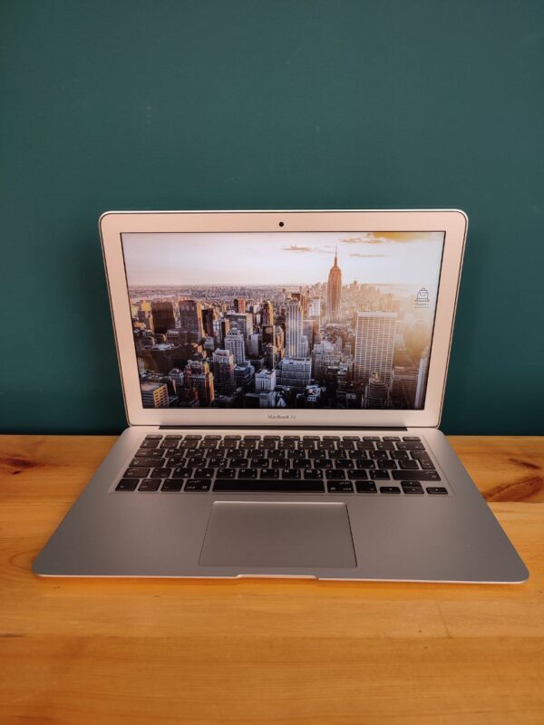 Apple MacBook Air A1466 - Image 8